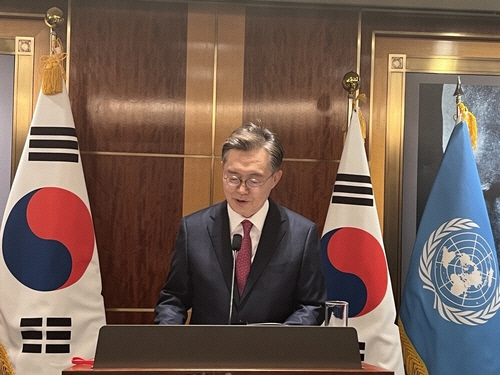 카네기홀 리셉션에서 환영사를 하는 황준국 주유엔 한국대표부 대사(뉴욕=연합뉴스)